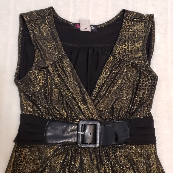 BOGO Free🦋 Volume One Juniors Belted Glitter Top - Picture 2 of 11